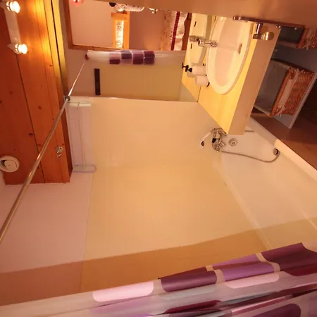 - Studio-cabine Avec Balcon Sud Et Casier A Skis - Fr-1-293-157